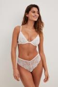 NA-KD Lingerie Hipstertruse med blonder - White