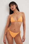 Phiaka x NA-KD Bikinitruse med knytedetaljer - Orange