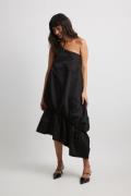 NA-KD Asymmetrisk kjole med volum og en skulder - Black