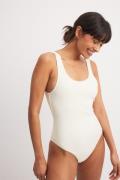 NA-KD Swimwear Badedrakt med høy skjæring - Offwhite