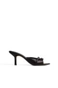 Claire Rose x NA-KD Mules med spennedetaljer - Black