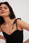 Chloé Schuterman x NA-KD Singlet med koppedetaljer - Black