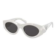 Hev stilen din med hvite og mørkegrå solbriller