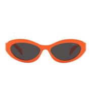Solbriller med uregelmessig form, oransje ramme og mørkegrå linser