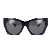 Solbriller med uregelmessig form, mørkegrå linse og svart ramme