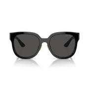 Solbriller med firkantet ramme og mørkegrå linser