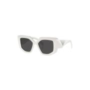 Hvite solbriller med etui og rengjøringsklut