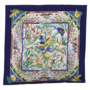 Pre-owned Silk scarves