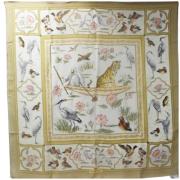 Pre-owned Silk scarves