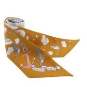 Pre-owned Silk scarves