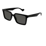 Stilige solbriller i svart med grå linser