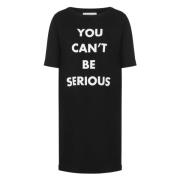 Svarte kjoler med You Can't Be Serious Print