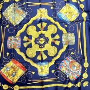 Pre-owned Silk scarves