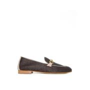 Brune vevde skinnloafers med gullspenne