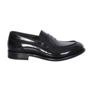 Tidløse svarte loafers for menn