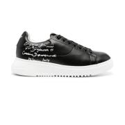 Sorte Calligraphy Print Skinn Sneakers