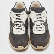 Pre-owned Canvas sneakers