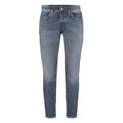 Gulrot-Fit Jeans med Metallknapper