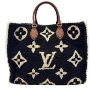 Pre-owned Fabric handbags