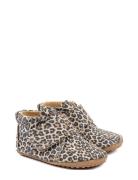 Beginners™ Velcro Scallops Black Pom Pom