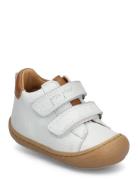 Walkers™ Velcro Shoe Lave Sneakers White Pom Pom