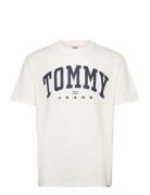 Tjm Reg Arch Varsity Tee Ext Tops T-shirts Short-sleeved Cream Tommy J...