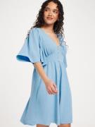 Only - Korte kjoler - Alaskan Blue - Onldakota Elbow V-Neck Dress Ptm ...
