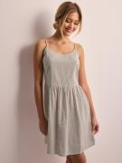 Pieces - Korte kjoler - Silver Gray - Pcsmilla Short Slip Dress D2D - ...