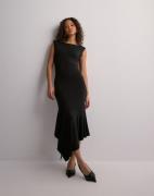 Nelly - Svart - Asymmetric Jersey Dress