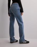 Nelly - Blå - Low Waist Straight Leg Jeans