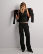 Nelly - Svart - Low Waist Relaxed Suit Pants