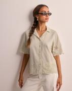 Pieces - Beige - Pcalmina Ss Embroidery Shirt Bc