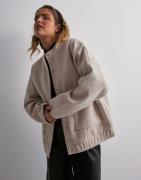 Pieces - Beige - Pcaugusta Ls Bomber Jacket D2D