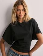 Nelly - Svart - Round Neck Wide Sleeve Tee