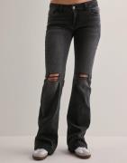 Nelly - Svart - Low Waist Perfect Bootcut Jeans