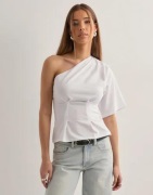 Nelly - Hvit - One Shoulder Tee