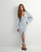 Nelly - Blomstrete - Buttoned Structure Dress