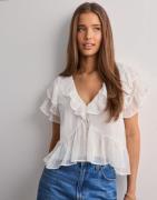 Nelly - Hvit - Dreamy Flounce Blouse