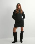 Nelly - Svart - Turtle Neck Loose Dress