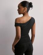 Nelly - Svart - Asymmetric Shoulder Top