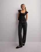 Nelly - Svart - Cute Frill Tie Top