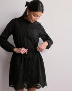 Selected Femme - Svart - Slftatiana Ls Short Embr Dress Noos