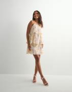 Pieces - Blomstrete - Pcclara Sl Short Layred Dress Kca B