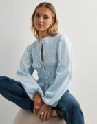 Nelly - Blå - Flirty Smock Blouse