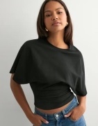 Nelly - Svart - Round Neck Wide Sleeve Tee