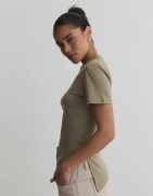 Nelly - Grønn - Asymmetric Tee