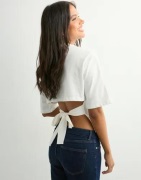 Nelly - Hvit - Open Back Tie Tee