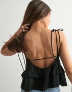 Nelly - Svart - Volume Flounce Top