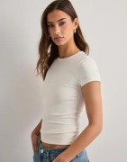 Nelly - Hvit - Sculpting Tee