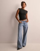 Nelly - Svart - Twist Asymmetric Soft Top